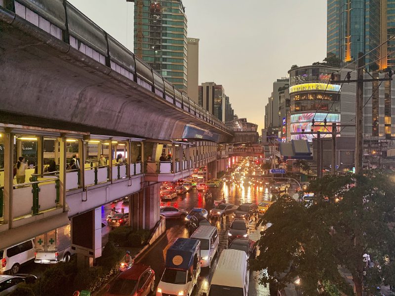 Le carrefour d’Asok et la station de BTS, sur Sukhumvit Road