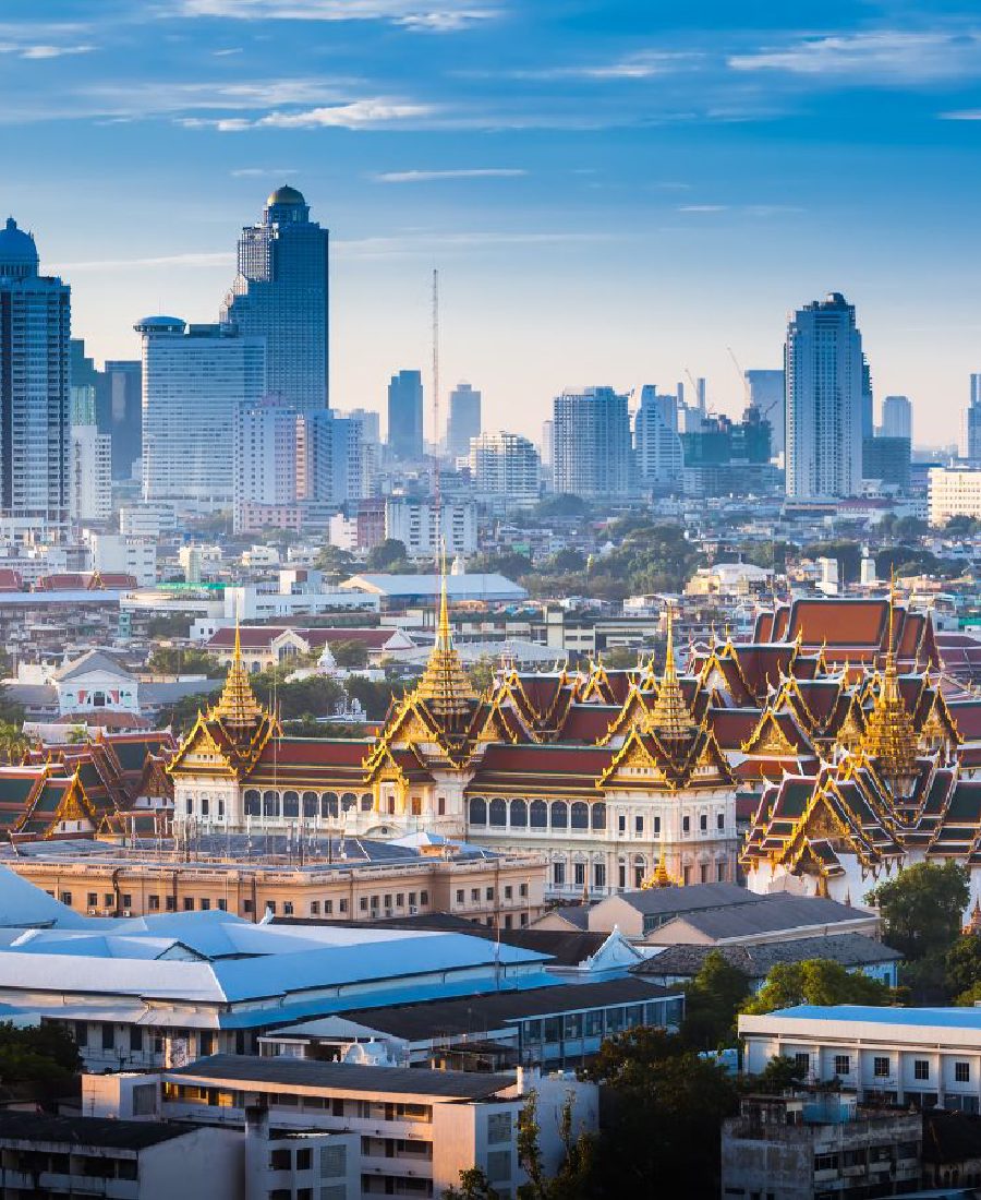 Les toits dorés du Grand Palais devant les tours de Bangkok
