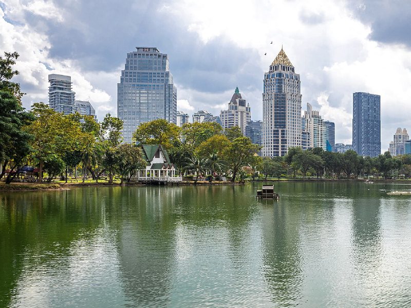 Le parc Lumpini et les tours du quartier d’affaires